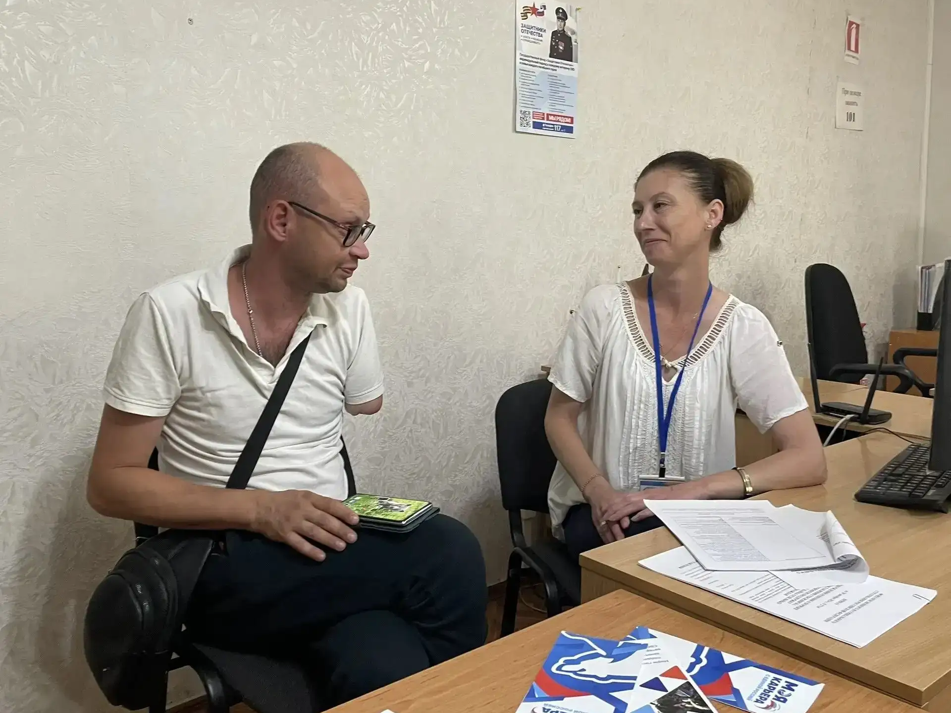 В Докучаевске участники СВО получили консультации по мерам государственной поддержки.